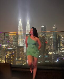 Sonalee Kulkarni Instagram - Living upto the height…I mean the hype 🤪

Exploring the Skyline, night life of #kualalumpur #malaysia in my latest episode on my @youtube channel. 

#travelogue out now LINK IN BIO 

Photos by @kb_keno 
#sonaleekulkarni #malaysia #travelblogger #travelphotography #storyteller #traveldiaries