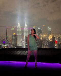 Sonalee Kulkarni Instagram - Living upto the height…I mean the hype 🤪

Exploring the Skyline, night life of #kualalumpur #malaysia in my latest episode on my @youtube channel. 

#travelogue out now LINK IN BIO 

Photos by @kb_keno 
#sonaleekulkarni #malaysia #travelblogger #travelphotography #storyteller #traveldiaries