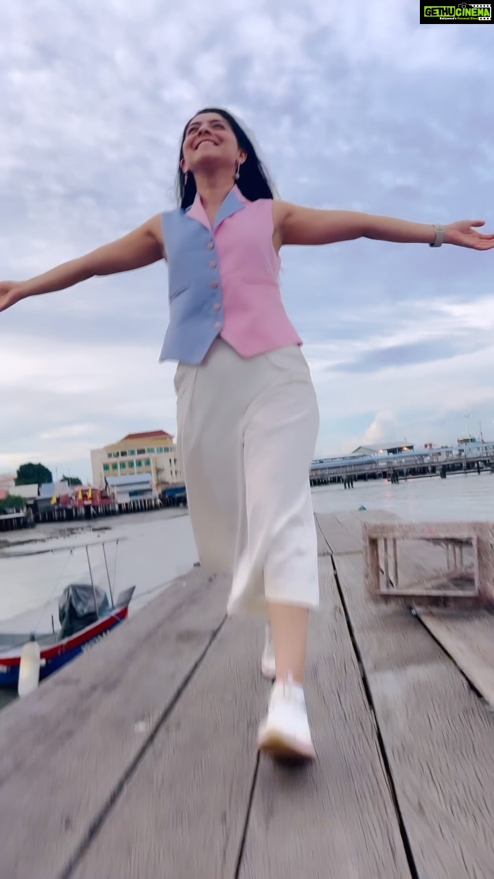 Sonalee Kulkarni Instagram - Famed throughout #Asia for its heady mix of eastern cultures #PenangIsland is #Malaysia ‘s prime melting pot. Exploring history, culture, UNESCO-listed architecture of #penang ‘s capital #GeorgeTown in my new travelogue episode - OUT NOW - 🔗 LINK IN BIO #sonaleekulkarni Video shot by @kb_keno Editing : @akhilkulkarni_gg @manoj___halande Managed by @aanurag3 @_its_just_shital_ Outfit by @aciddresses Styled by @sshorewala
