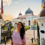Sonalee Kulkarni Instagram - Showcasing some #graffiti #streetart #artworks of the street in #kualalumpur #malayasia and this chic outfit by @aciddresses styled by @sshorewala TRAVELOGUE is OUT now LINK in BIO #sonaleekulkarni #malaysia tour! @youtube @youtubeindia #youtube Pik Wah Cafe 碧华楼 - 茨厂街 Petaling Street