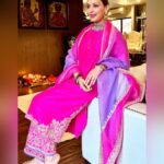 Sonali Bendre Instagram - Same hair from yesterday, just another look… #KarwachauthReady 🩷