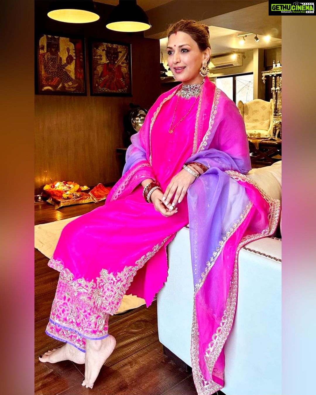 Sonali Bendre Instagram - Same hair from yesterday, just another look… #KarwachauthReady 🩷
