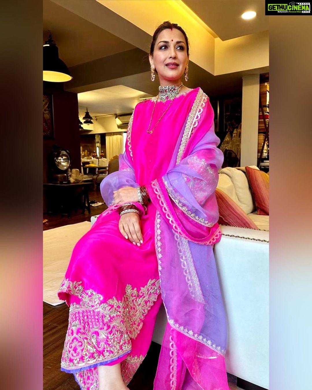 Sonali Bendre Instagram - Same hair from yesterday, just another look… #KarwachauthReady 🩷