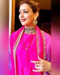 Sonali Bendre Instagram - Same hair from yesterday, just another look… #KarwachauthReady 🩷