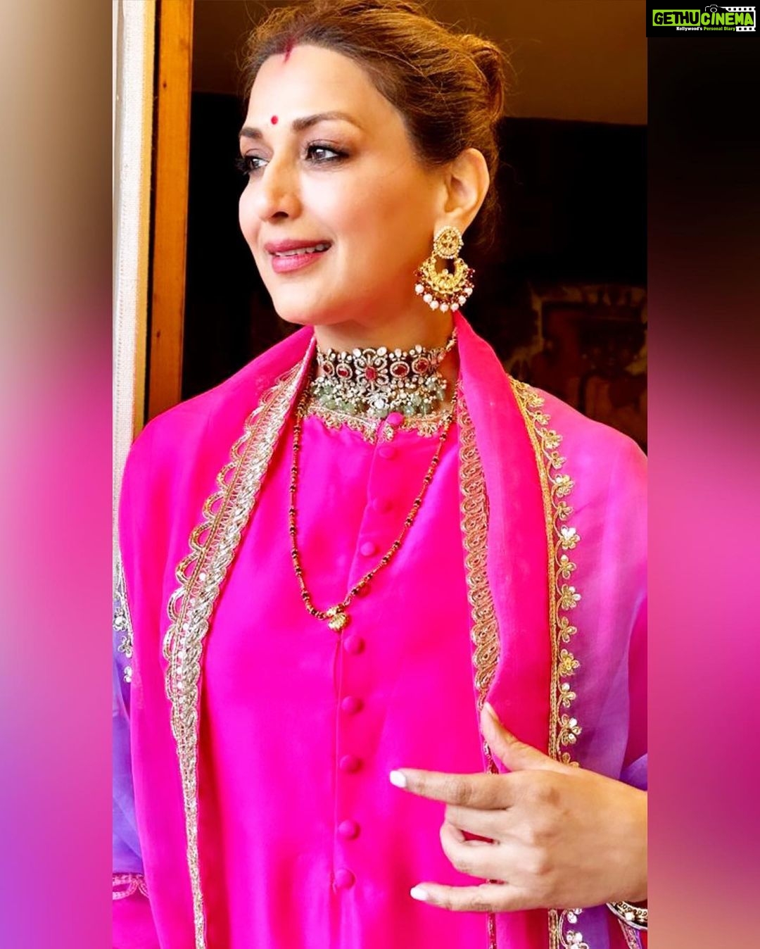 Sonali Bendre Instagram - Same hair from yesterday, just another look… #KarwachauthReady 🩷
