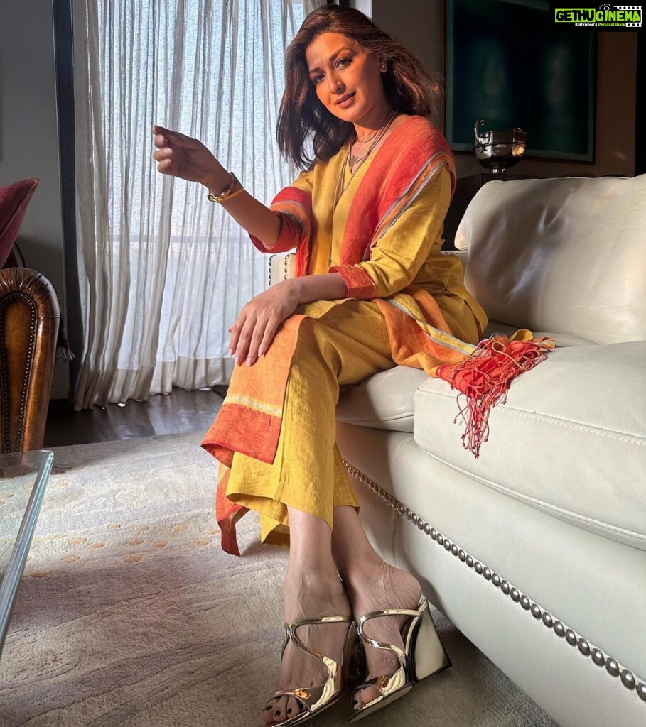 Sonali Bendre Instagram - Stolen a slice of sunshine for myself…😋 #SwitchOnTheSunshine 💛☀ Mid week outing only for my dearest @anavila_m for her special made to order collection Aamod ❤