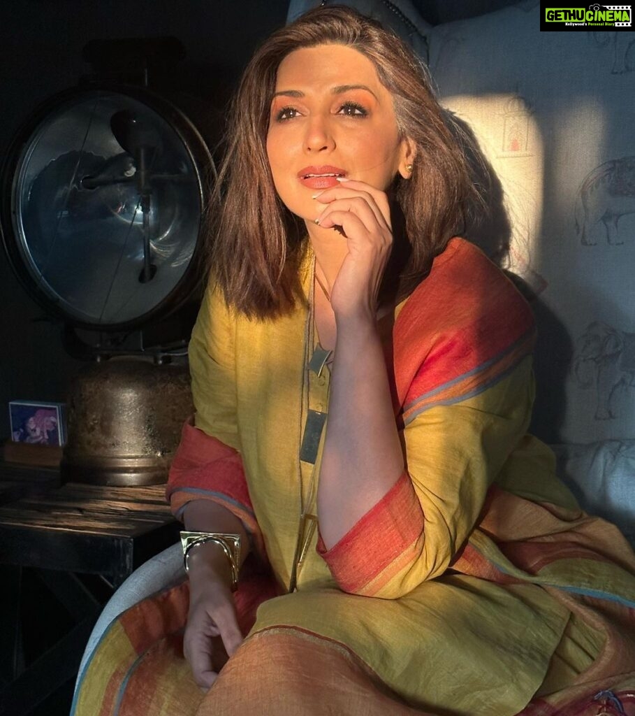 Sonali Bendre Instagram - Stolen a slice of sunshine for myself…😋 #SwitchOnTheSunshine 💛☀ Mid week outing only for my dearest @anavila_m for her special made to order collection Aamod ❤