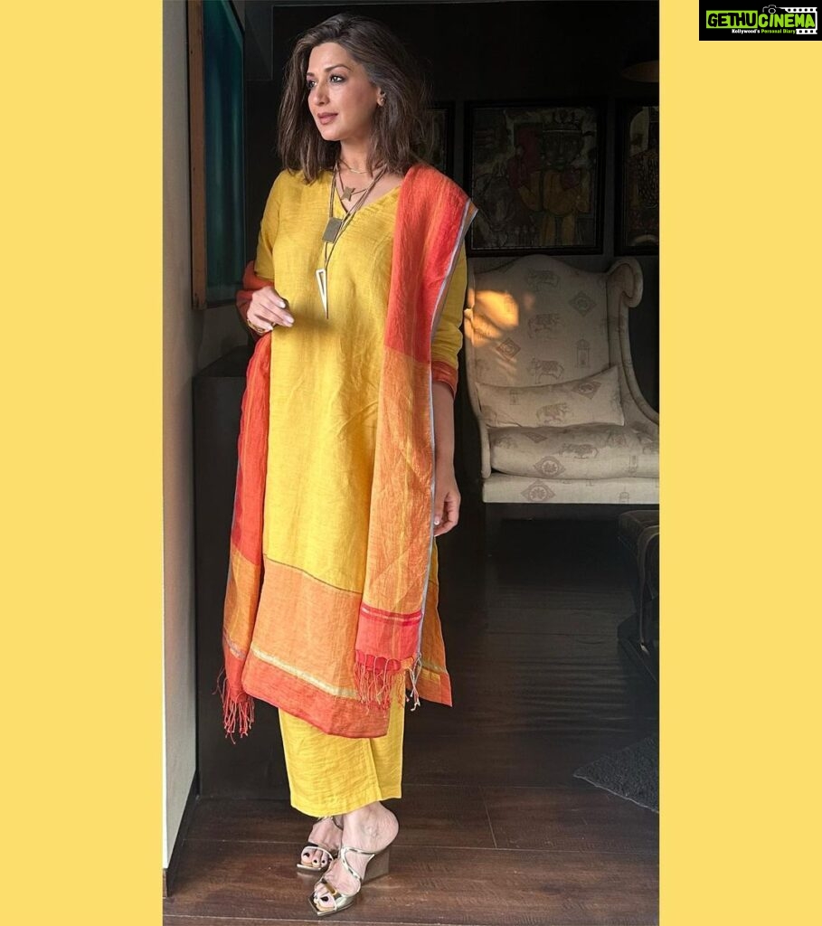 Sonali Bendre Instagram - Stolen a slice of sunshine for myself…😋 #SwitchOnTheSunshine 💛☀️ Mid week outing only for my dearest @anavila_m for her special made to order collection Aamod ❤️