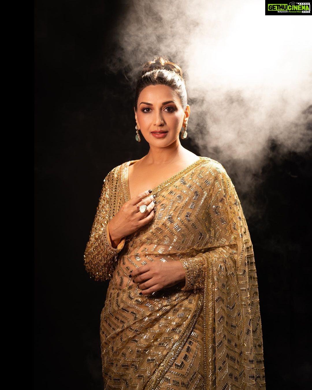 Sonali Bendre - 218.9K Likes - Glitz, glam, all for the gram! ✨