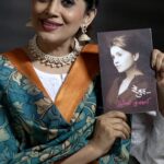 Sonali Kulkarni Instagram - नवरात्र २०२३ - लेखिका विशेष सोमवार, २३ ऑक्टोबर २०२३ आजची लेखिका - सोनाली कुलकर्णी आवडतं पुस्तक - सो कुल... संकल्पना : @grantham.in @aniruddhabhate संहिता लेखन, संकलन, पुस्तके व लेखिकांची निवड : सोनाली कुलकर्णी ———————— पुस्तक घरपोच मागवण्यासाठी फक्त ३ स्टेप्स 🤩 ▶️ ग्रंथम अ‍ॅप डाऊनलोड करा ▶️ अ‍ॅपद्वारा पुस्तकांची ऑनलाईन ऑर्डर द्या ▶️ पुस्तकं घरपोच मिळवा तुम्हाला पुस्तक कसं वाटलं ते नक्की कळवा 😇 मराठी साहित्यातील विविध विषयांवरील आणि अनेक लेखकांची पुस्तकं ग्रंथम अ‍ॅप वर उपलब्ध. ________ Now available on Grantham - Across India! Download the app and order NOW!! Grantham App Links 📱 Android - http://bit.ly/2JCoWdS and iOS - https://apps.apple.com/in/app/grantham/id1434956087 ________ व्हिडिओग्राफी : @memoir_imaging , @adeesh_gokhale @memoirajay @chinmayee_7 सेट डिझाईन : @mohanranade स्थिर छायाचित्रण : @veena_gokhale मेकअप : @shridharparab7906 हेअरड्रेसर : @hairby_vidhya सहाय्यक : @sujeetyadav4058 दुपट्टा प्रायोजक : @aasiwun दागिने : @kimayaacreation स्टाईलिस्ट : @prachethestylist स्टाईलिंग टीम : @stylingbyree @manjubhati.29 संयोजन, समन्वय : @nehanee #नवरात्री #दसरा #मराठी #ग्रंथम #स्त्री #लेखिका #Navratri #Navratrispecial #Dusahera #Marathi #Author #HappyReading #ReadWithMe #Bookshelf