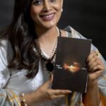 Sonali Kulkarni Instagram - नवरात्र २०२३ - लेखिका विशेष शनिवार, २१ ऑक्टोबर २०२३ आजच्या लेखिका - अरुणा ढेरे आवडतं पुस्तक - प्रेमातून प्रेमाकडे संकल्पना : @grantham.in @aniruddhabhate संहिता लेखन, संकलन, पुस्तके व लेखिकांची निवड : सोनाली कुलकर्णी ———————— पुस्तक घरपोच मागवण्यासाठी फक्त ३ स्टेप्स 🤩 ▶️ ग्रंथम अ‍ॅप डाऊनलोड करा ▶️ अ‍ॅपद्वारा पुस्तकांची ऑनलाईन ऑर्डर द्या ▶️ पुस्तकं घरपोच मिळवा तुम्हाला पुस्तक कसं वाटलं ते नक्की कळवा 😇 मराठी साहित्यातील विविध विषयांवरील आणि अनेक लेखकांची पुस्तकं ग्रंथम अ‍ॅप वर उपलब्ध. ________ Now available on Grantham - Across India! Download the app and order NOW!! Grantham App Links 📱 Android - http://bit.ly/2JCoWdS and iOS - https://apps.apple.com/in/app/grantham/id1434956087 ________ व्हिडिओग्राफी : @memoir_imaging , @adeesh_gokhale @memoirajay @chinmayee_7 सेट डिझाईन : @mohanranade स्थिर छायाचित्रण : @veena_gokhale मेकअप : @shridharparab7906 हेअरड्रेसर : @hairby_vidhya सहाय्यक : @sujeetyadav4058 दुपट्टा प्रायोजक : @aasiwun दागिने : @kimayaacreation स्टाईलिस्ट : @prachethestylist स्टाईलिंग टीम : @stylingbyree @manjubhati.29 संयोजन, समन्वय : @nehanee #नवरात्री #दसरा #मराठी #ग्रंथम #स्त्री #लेखिका #Navratri #Navratrispecial #Dusahera #Marathi #Author #HappyReading #ReadWithMe #Bookshelf