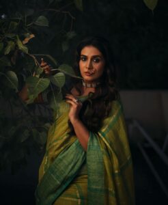 Sonali Kulkarni Instagram - 🌙✨ जिया जले जाँ जले.. नैनों तले धुआँ चले.. Styled by : @prachethestylist Assisted by : @stylingbyree Saree : @anavila_m Jewellery: @houseofaadyaa Managed by : @elevate_promotions Footwear : @aprajitatoorofficial Hair : @hairby_vidhya Makeup : @vrushti_harkare 📸 : @shrutisbagwe