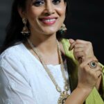 Sonali Kulkarni Instagram - नवरात्र २०२३ - लेखिका विशेष शुक्रवार, २० ऑक्टोबर २०२३ आजच्या लेखिका - आशा बगे आवडतं पुस्तक - सेतू संकल्पना : @grantham.in @aniruddhabhate संहिता लेखन, संकलन, पुस्तके व लेखिकांची निवड : @sonalikul ———————— पुस्तक घरपोच मागवण्यासाठी फक्त ३ स्टेप्स 🤩 ▶️ ग्रंथम अ‍ॅप डाऊनलोड करा ▶️ अ‍ॅपद्वारा पुस्तकांची ऑनलाईन ऑर्डर द्या ▶️ पुस्तकं घरपोच मिळवा तुम्हाला पुस्तक कसं वाटलं ते नक्की कळवा 😇 मराठी साहित्यातील विविध विषयांवरील आणि अनेक लेखकांची पुस्तकं ग्रंथम अ‍ॅप वर उपलब्ध. ________ Now available on Grantham - Across India! Download the app and order NOW!! Grantham App Links 📱 Android - http://bit.ly/2JCoWdS and iOS - https://apps.apple.com/in/app/grantham/id1434956087 ________ व्हिडिओग्राफी : @memoir_imaging , @adeesh_gokhale @memoirajay @chinmayee_7 सेट डिझाईन : @mohanranade स्थिर छायाचित्रण : @veena_gokhale मेकअप : @shridharparab7906 हेअरड्रेसर : @hairby_vidhya सहाय्यक : @sujeetyadav4058 दुपट्टा प्रायोजक : @aasiwun दागिने : @kimayaacreation स्टाईलिस्ट : @prachethestylist स्टाईलिंग टीम : @stylingbyree @manjubhati.29 संयोजन, समन्वय : @nehanee #नवरात्री #दसरा #मराठी #ग्रंथम #स्त्री #लेखिका #Navratri #Navratrispecial #Dusahera #Marathi #Author #HappyReading #ReadWithMe #Bookshelf