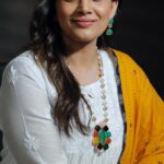 Sonali Kulkarni Instagram - नवरात्र २०२३ - लेखिका विशेष गुरुवार, १९ ऑक्टोबर २०२३ आजच्या लेखिका - वीणा गवाणकर आवडतं पुस्तक - एक होता कार्व्हर संकल्पना : Grantham.in @aniruddhabhate संहिता लेखन, संकलन, पुस्तके व लेखिकांची निवड : सोनाली कुलकर्णी ———————— पुस्तक घरपोच मागवण्यासाठी फक्त ३ स्टेप्स 🤩 ▶️ ग्रंथम अ‍ॅप डाऊनलोड करा ▶️ अ‍ॅपद्वारा पुस्तकांची ऑनलाईन ऑर्डर द्या ▶️ पुस्तकं घरपोच मिळवा तुम्हाला पुस्तक कसं वाटलं ते नक्की कळवा 😇 मराठी साहित्यातील विविध विषयांवरील आणि अनेक लेखकांची पुस्तकं ग्रंथम अ‍ॅप वर उपलब्ध. ________ Now available on Grantham - Across India! Download the app and order NOW!! Grantham App Links 📱 Android - http://bit.ly/2JCoWdS and iOS - https://apps.apple.com/in/app/grantham/id1434956087 ________ व्हिडिओग्राफी : @memoir_imaging , @adeesh_gokhale @memoirajay @chinmayee_7 सेट डिझाईन : @mohanranade स्थिर छायाचित्रण : @veena_gokhale मेकअप : @shridharparab7906 हेअरड्रेसर : @hairby_vidhya सहाय्यक : @sujeetyadav4058 दुपट्टा प्रायोजक : @aasiwun दागिने : @kimayaacreation स्टाईलिस्ट : @prachethestylist स्टाईलिंग टीम : @stylingbyree @manjubhati.29 संयोजन, समन्वय : @nehanee