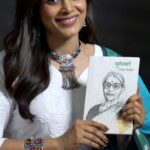 Sonali Kulkarni Instagram - नवरात्र २०२३ - स्त्री लेखिका विशेष बुधवार, १८ ऑक्टोबर २०२३ आजच्या लेखिका - मंगला गोडबोले आवडतं पुस्तक - सुनीताबाई संकल्पना : Grantham.in @aniruddhabhate संहिता लेखन, संकलन, पुस्तके व लेखिकांची निवड : सोनाली कुलकर्णी ———————— पुस्तक घरपोच मागवण्यासाठी फक्त ३ स्टेप्स 🤩 ▶️ ग्रंथम अ‍ॅप डाऊनलोड करा ▶️ अ‍ॅपद्वारा पुस्तकांची ऑनलाईन ऑर्डर द्या ▶️ पुस्तकं घरपोच मिळवा तुम्हाला पुस्तक कसं वाटलं ते नक्की कळवा 😇 मराठी साहित्यातील विविध विषयांवरील आणि अनेक लेखकांची पुस्तकं ग्रंथम अ‍ॅप वर उपलब्ध. ________ Now available on Grantham - Across India! Download the app and order NOW!! Grantham App Links 📱 Android - http://bit.ly/2JCoWdS and iOS - https://apps.apple.com/in/app/grantham/id1434956087 ________ व्हिडिओग्राफी : @memoir_imaging , @adeesh_gokhale @memoirajay @chinmayee_7 सेट डिझाईन : @mohanranade स्थिर छायाचित्रण : @veena_gokhale मेकअप : @shridharparab7906 हेअरड्रेसर : @hairby_vidhya सहाय्यक : @sujeetyadav4058 दुपट्टा प्रायोजक : @aasiwun दागिने : @kimayaacreation स्टाईलिस्ट : @prachethestylist स्टाईलिंग टीम : @stylingbyree @manjubhati.29 संयोजन, समन्वय : @nehanee #नवरात्री #दसरा #मराठी #ग्रंथम #स्त्री #लेखिका #Navratri #Navratrispecial #Dusahera #Marathi #Author #HappyReading #ReadWithMe #Bookshelf