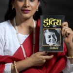 Sonali Kulkarni Instagram - नवरात्र २०२३ - स्त्री लेखिका विशेष मंगळवार, १७ ऑक्टोबर २०२३ आजच्या लेखिका - पुपुल जयकर आवडतं पुस्तक - इंदिरा गांधी संकल्पना : Grantham.in @aniruddhabhate संहिता लेखन, संकलन, पुस्तके व लेखिकांची निवड : सोनाली कुलकर्णी व्हिडिओग्राफी : @memoir_imaging , @adeesh_gokhale @memoirajay @chinmayee_7 सेट डिझाईन : @mohanranade स्थिर छायाचित्रण : @veena_gokhale मेकअप : @shridharparab7906 हेअरड्रेसर : @hairby_vidhya सहाय्यक : @sujeetyadav4058 दुपट्टा प्रायोजक : @aasiwun दागिने : @kimayaacreation स्टाईलिस्ट : @prachethestylist स्टाईलिंग टीम : @stylingbyree @manjubhati.29 संयोजन, समन्वय : @nehanee पुस्तक घरपोच मागवण्यासाठी फक्त ३ स्टेप्स 🤩 ▶️ ग्रंथम अ‍ॅप डाऊनलोड करा ▶️ अ‍ॅपद्वारा पुस्तकांची ऑनलाईन ऑर्डर द्या ▶️ पुस्तकं घरपोच मिळवा तुम्हाला पुस्तक कसं वाटलं ते नक्की कळवा 😇 मराठी साहित्यातील विविध विषयांवरील आणि अनेक लेखकांची पुस्तकं ग्रंथम अ‍ॅप वर उपलब्ध. ________ Now available on Grantham - Across India! Download the app and order NOW!! Grantham App Links 📱 Android - http://bit.ly/2JCoWdS and iOS - https://apps.apple.com/in/app/grantham/id1434956087 ________ #नवरात्री #दसरा #मराठी #ग्रंथम #स्त्री #लेखिका #Navratri #Navratrispecial #Dusahera #Marathi #Author #HappyReading #ReadWithMe #Bookshelf