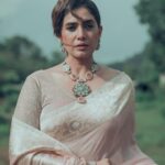 Sonali Kulkarni Instagram - 🌿 धूप से निकलके छाँव से फिसलके हम मिले जहां पर लम्हा थम गया.. Styled by : @prachethestylist Assisted by : @stylingbyree Saree : @aura_benaras Jewellery: @azotiique Hair : @hairby_vidhya Make-up : @muabyshailesh Photo : @dadhi_wala Co-ordination : @sujeetyadav4058