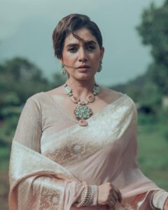 Sonali Kulkarni Instagram - 🌿

धूप से निकलके
छाँव से फिसलके
हम मिले जहां पर 
लम्हा थम गया..

Styled by : @prachethestylist 
Assisted by :  @stylingbyree 
Saree : @aura_benaras 
Jewellery: @azotiique 
Hair : @hairby_vidhya 
Make-up : @muabyshailesh 
Photo :  @dadhi_wala
Co-ordination :  @sujeetyadav4058