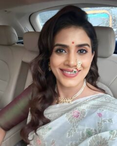 Sonali Kulkarni Instagram - बिंदिया ☺️