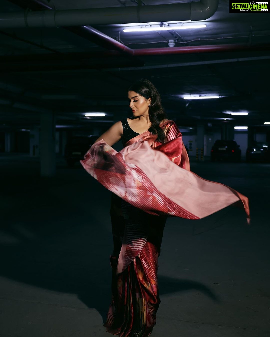 Sonali Kulkarni Instagram - Starry night… ✨✨ Styled by : @prachethestylist Assisted by : @stylingbyree @manjubhati.29 Saree : @shantibanaras @elevate_promotions Hair : @hairby_vidhya Makeup : @u.upendra1982 📸 : @shrutisbagwe