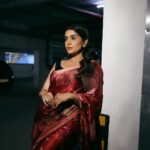 Sonali Kulkarni Instagram - Starry night… ✨✨ Styled by : @prachethestylist Assisted by : @stylingbyree @manjubhati.29 Saree : @shantibanaras @elevate_promotions Hair : @hairby_vidhya Makeup : @u.upendra1982 📸 : @shrutisbagwe