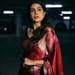 Sonali Kulkarni Instagram - Starry night… ✨✨ Styled by : @prachethestylist Assisted by : @stylingbyree @manjubhati.29 Saree : @shantibanaras @elevate_promotions Hair : @hairby_vidhya Makeup : @u.upendra1982 📸 : @shrutisbagwe