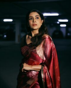 Sonali Kulkarni Instagram - Starry night… ✨✨ Styled by : @prachethestylist Assisted by : @stylingbyree @manjubhati.29 Saree : @shantibanaras @elevate_promotions Hair : @hairby_vidhya Makeup : @u.upendra1982 📸 : @shrutisbagwe