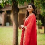 Sonali Kulkarni Instagram - ❤️❤️❤️ Styled by : @prachethestylist Outfit : @leela_by_a @offbeatmediain Hair : @hairby_vidhya Makeup : @eknath5372 📸 : @mhatreom