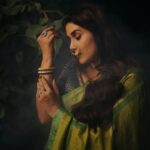 Sonali Kulkarni Instagram - 🌙✨ जिया जले जाँ जले.. नैनों तले धुआँ चले.. Styled by : @prachethestylist Assisted by : @stylingbyree Saree : @anavila_m Jewellery: @houseofaadyaa Managed by : @elevate_promotions Footwear : @aprajitatoorofficial Hair : @hairby_vidhya Makeup : @vrushti_harkare 📸 : @shrutisbagwe