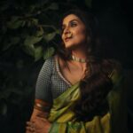 Sonali Kulkarni Instagram - 🌙✨ जिया जले जाँ जले.. नैनों तले धुआँ चले.. Styled by : @prachethestylist Assisted by : @stylingbyree Saree : @anavila_m Jewellery: @houseofaadyaa Managed by : @elevate_promotions Footwear : @aprajitatoorofficial Hair : @hairby_vidhya Makeup : @vrushti_harkare 📸 : @shrutisbagwe