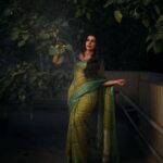 Sonali Kulkarni Instagram - 🌙✨ जिया जले जाँ जले.. नैनों तले धुआँ चले.. Styled by : @prachethestylist Assisted by : @stylingbyree Saree : @anavila_m Jewellery: @houseofaadyaa Managed by : @elevate_promotions Footwear : @aprajitatoorofficial Hair : @hairby_vidhya Makeup : @vrushti_harkare 📸 : @shrutisbagwe