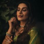 Sonali Kulkarni Instagram - 🌙✨ जिया जले जाँ जले.. नैनों तले धुआँ चले.. Styled by : @prachethestylist Assisted by : @stylingbyree Saree : @anavila_m Jewellery: @houseofaadyaa Managed by : @elevate_promotions Footwear : @aprajitatoorofficial Hair : @hairby_vidhya Makeup : @vrushti_harkare 📸 : @shrutisbagwe