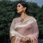 Sonali Kulkarni Instagram - 🌿 धूप से निकलके छाँव से फिसलके हम मिले जहां पर लम्हा थम गया.. Styled by : @prachethestylist Assisted by : @stylingbyree Saree : @aura_benaras Jewellery: @azotiique Hair : @hairby_vidhya Make-up : @muabyshailesh Photo : @dadhi_wala Co-ordination : @sujeetyadav4058