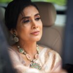 Sonali Kulkarni Instagram - 🌿 धूप से निकलके छाँव से फिसलके हम मिले जहां पर लम्हा थम गया.. Styled by : @prachethestylist Assisted by : @stylingbyree Saree : @aura_benaras Jewellery: @azotiique Hair : @hairby_vidhya Make-up : @muabyshailesh Photo : @dadhi_wala Co-ordination : @sujeetyadav4058