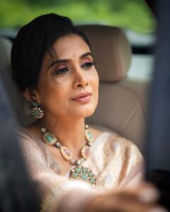 Sonali Kulkarni Instagram - 🌿

धूप से निकलके
छाँव से फिसलके
हम मिले जहां पर 
लम्हा थम गया..

Styled by : @prachethestylist 
Assisted by :  @stylingbyree 
Saree : @aura_benaras 
Jewellery: @azotiique 
Hair : @hairby_vidhya 
Make-up : @muabyshailesh 
Photo :  @dadhi_wala
Co-ordination :  @sujeetyadav4058