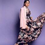 Sonali Kulkarni Instagram - Bold and …? Styled by : @prachethestylist Assisted by: @manjubhati.29 @stylingbyree Jewellery: @azotiique @rahejavarun Hair : @hairby_vidhya Makeup : @shridharparab7906 📸 : @shrutisbagwe