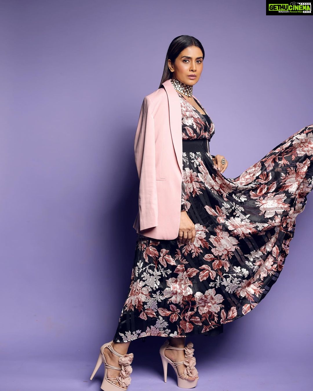 Sonali Kulkarni Instagram - Bold and …? Styled by : @prachethestylist Assisted by: @manjubhati.29 @stylingbyree Jewellery: @azotiique @rahejavarun Hair : @hairby_vidhya Makeup : @shridharparab7906 📸 : @shrutisbagwe