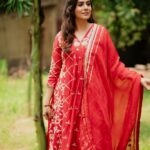 Sonali Kulkarni Instagram – ❤️❤️❤️

Styled by : @prachethestylist 
Outfit : @leela_by_a
@offbeatmediain 
Hair : @hairby_vidhya 
Makeup : @eknath5372 
📸 : @mhatreom