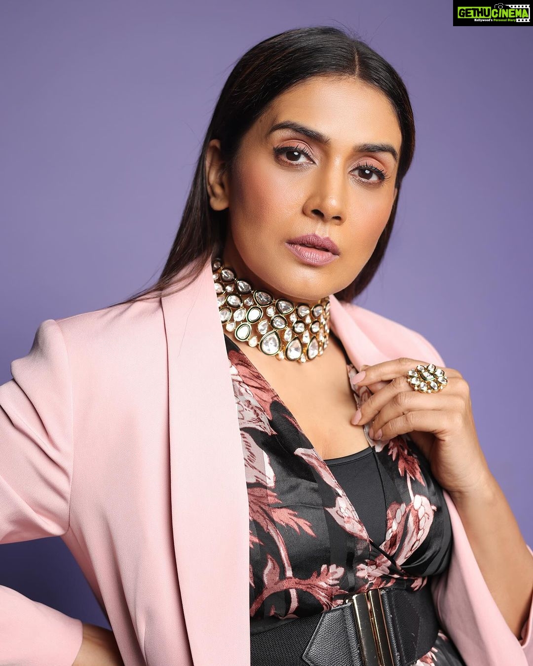 Sonali Kulkarni Instagram - Bold and …? Styled by : @prachethestylist Assisted by: @manjubhati.29 @stylingbyree Jewellery: @azotiique @rahejavarun Hair : @hairby_vidhya Makeup : @shridharparab7906 📸 : @shrutisbagwe