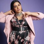 Sonali Kulkarni Instagram - Bold and …? Styled by : @prachethestylist Assisted by: @manjubhati.29 @stylingbyree Jewellery: @azotiique @rahejavarun Hair : @hairby_vidhya Makeup : @shridharparab7906 📸 : @shrutisbagwe