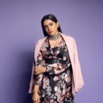 Sonali Kulkarni Instagram – Bold and …?

Styled by : @prachethestylist 
Assisted by: @manjubhati.29 @stylingbyree
Jewellery: @azotiique @rahejavarun 
Hair : @hairby_vidhya 
Makeup : @shridharparab7906 
📸 : @shrutisbagwe