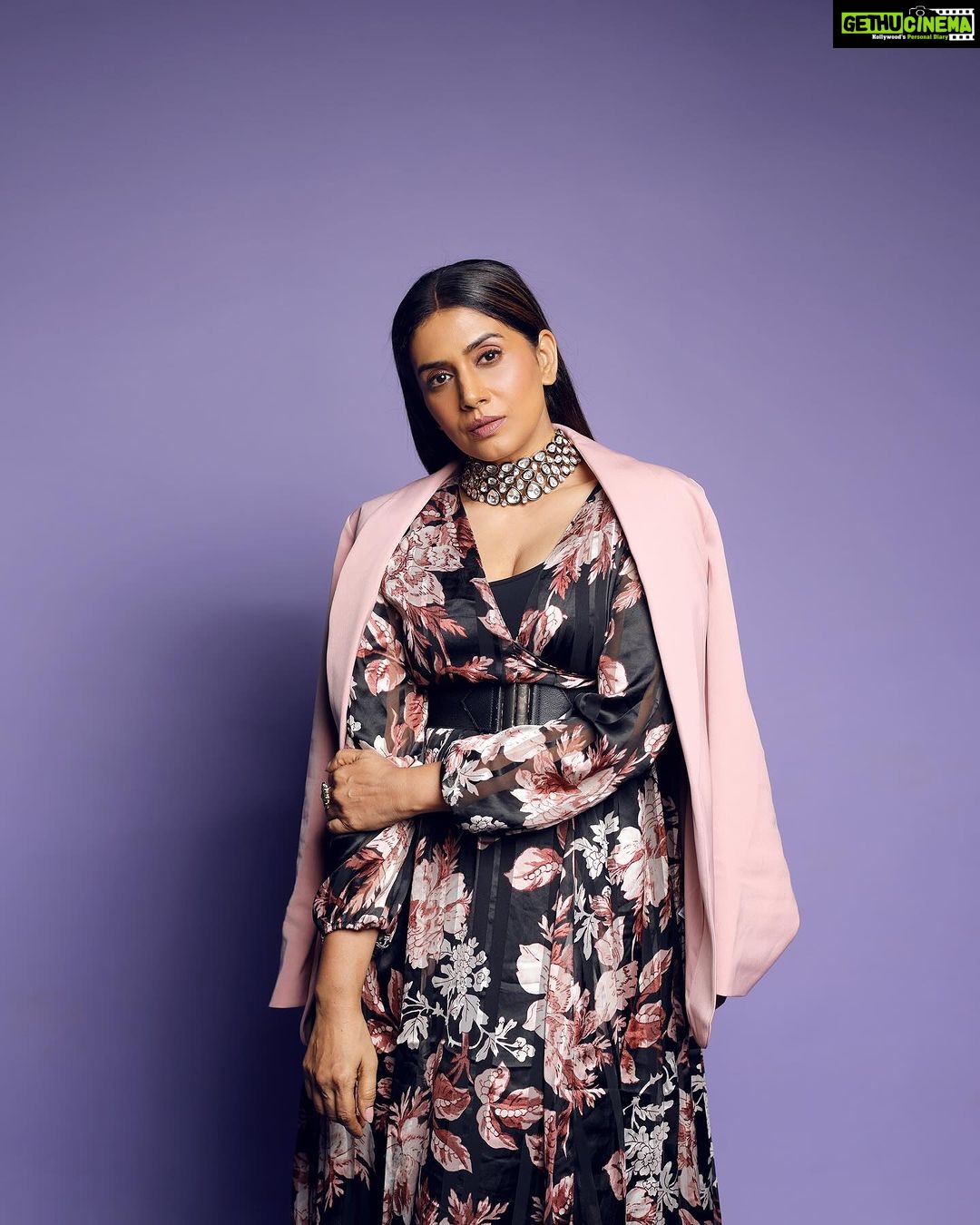 Sonali Kulkarni Instagram - Bold and …? Styled by : @prachethestylist Assisted by: @manjubhati.29 @stylingbyree Jewellery: @azotiique @rahejavarun Hair : @hairby_vidhya Makeup : @shridharparab7906 📸 : @shrutisbagwe