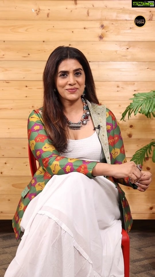 Sonali Kulkarni Instagram - Fun 59 Seconds with the beautiful & mesmerizing Sonali Kulkarni!😍💓 #sonalikulkarni #BollywoodNow #59seconds #bollywoodfashion #celebrities #celebfashion #bollywoodactress #dilchahtahai