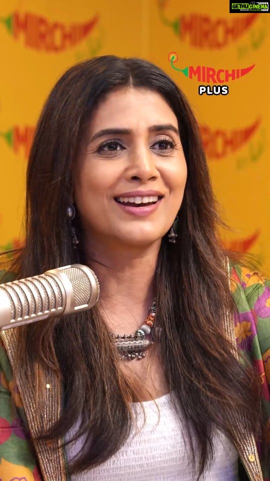 Sonali Kulkarni Instagram - On Core Values. . . . Full interview on Mirchi Marathi YT soon! #sonaleekulkarni #sonalikul #sokool #socool #shortandsweet #rjdnyaneshwari #acceptance #marathiindustry #marathibhasha #marathifilm #mirchi #sshortandssweet #rasikasunil #harshadatkari #shridharwatsar #marathifilm #mumbai #artist #art #corevalues