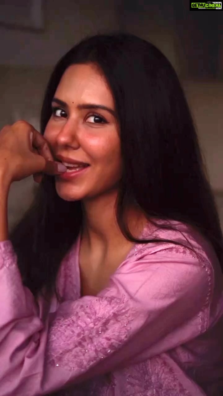 Sonam Bajwa Instagram - Uffff ….Pehle jaan phir jaane jaan 🤍