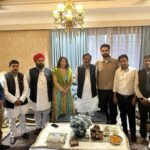 Sonia Mann Instagram - Thanks for coming to my Place with my Mama ji Kuldeep Singh Bhullar @ksbhullarsp Glad to meet u sir 😊 @mlamehboobali @socialist_akhileshyadav @reshamsingh____01 #up #akhilashyadav #mlamehboobali