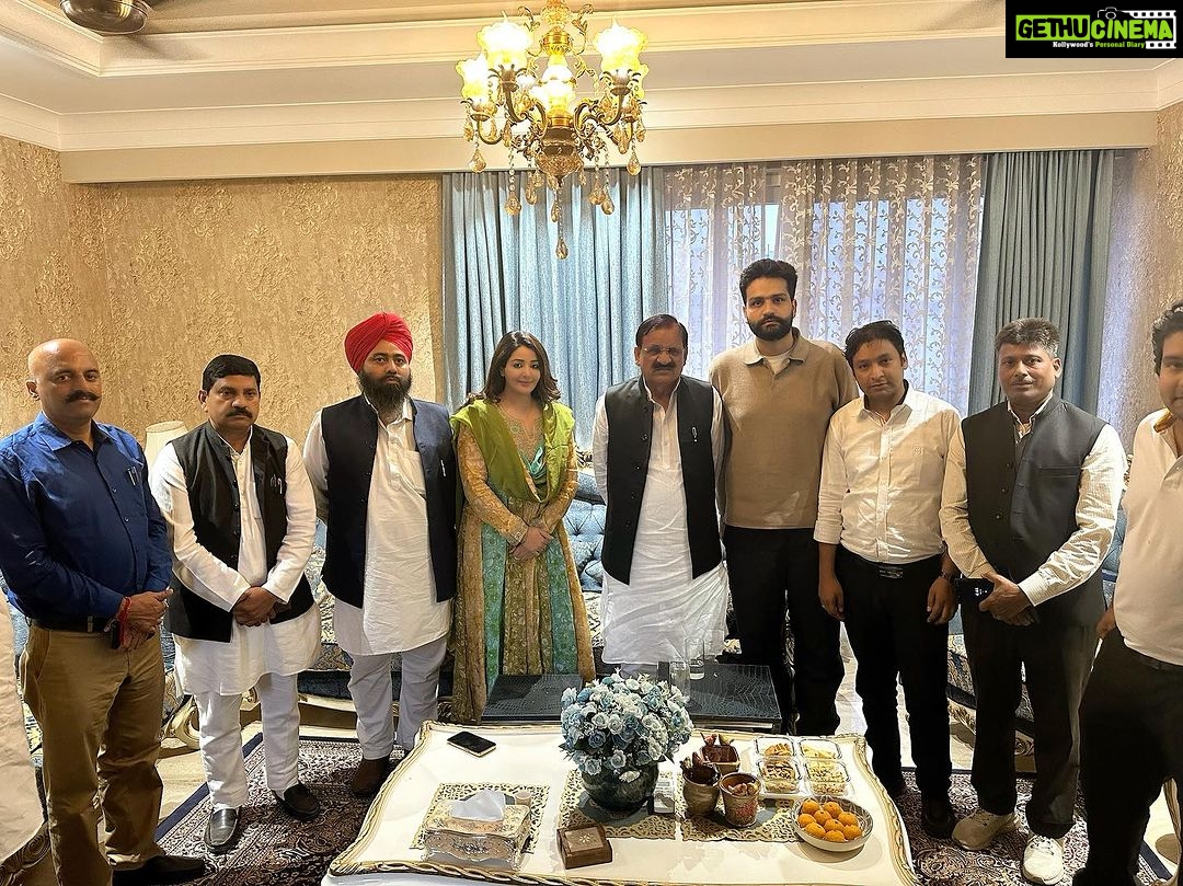 Sonia Mann Instagram - Thanks for coming to my Place with my Mama ji Kuldeep Singh Bhullar @ksbhullarsp Glad to meet u sir 😊 @mlamehboobali @socialist_akhileshyadav @reshamsingh____01 #up #akhilashyadav #mlamehboobali