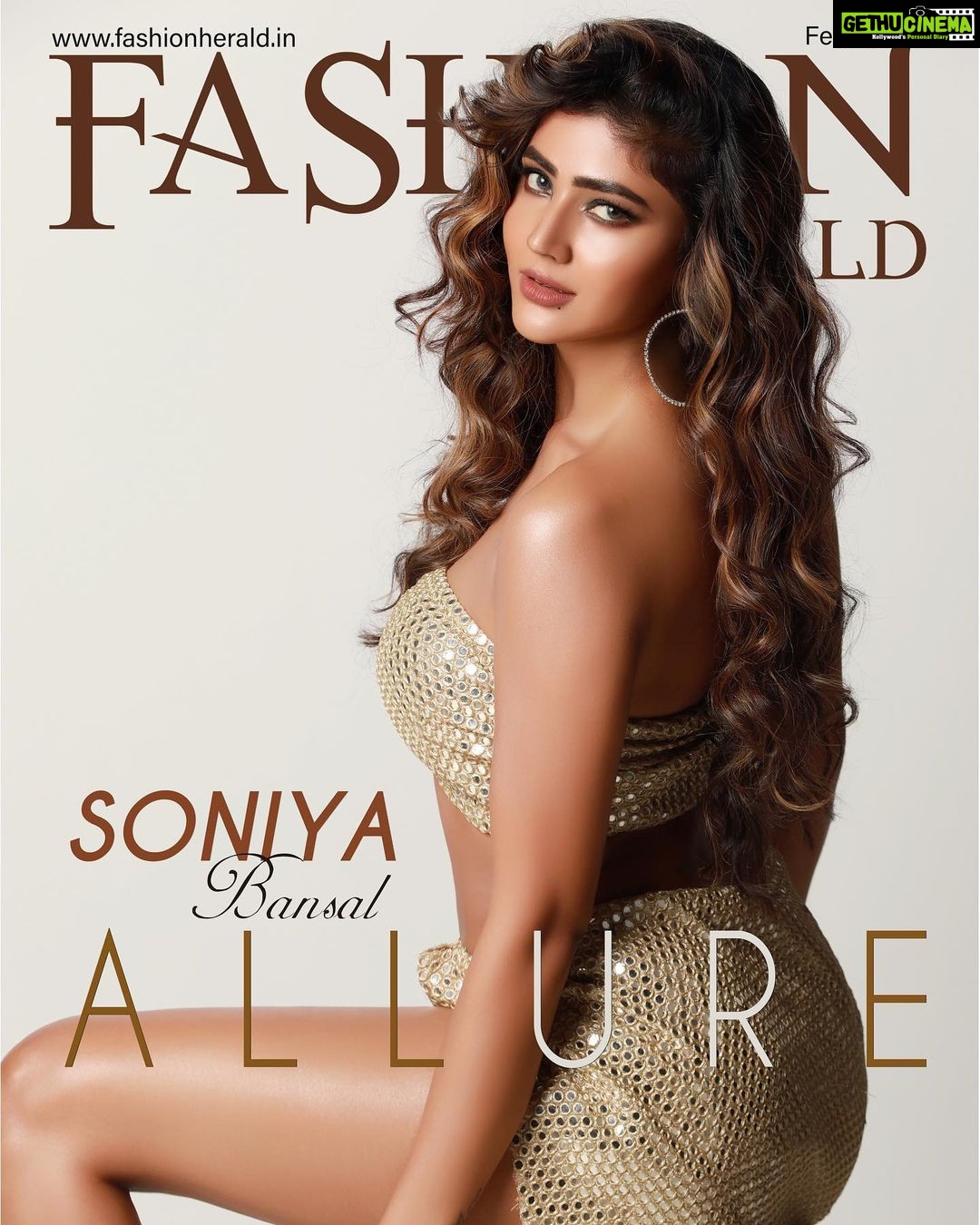 Soniya Bansal Instagram - "We're all a little weird. And life is a little weird. And when we find someone whose weirdness is compatible with ours, we join up with them and fall into mutually satisfying weirdness and call it love -true love." . #travelphotography #fashionstyle #soniyabansal #soniyabansal #actress #model #fashion #instagram #internationalmodel #actress #soniyabansa #lifestyle