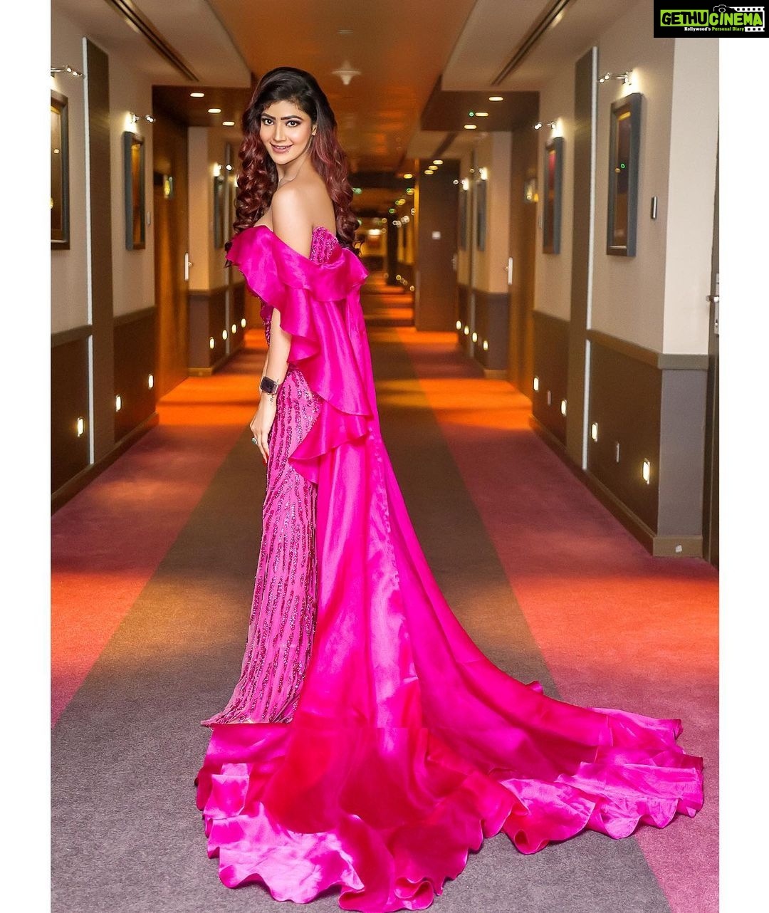 Soniya Bansal Instagram - Getting ready for green-carpet is always a beautiful situation, one should always appreciate it, honor it & love it 🥰 #iifa2023 Makeup by: @aana.akhan Styling by: @michaelcinco5 @michael5inco Shot by: @ehtasham_saeed Abu Dhabi, United Arab Emirates