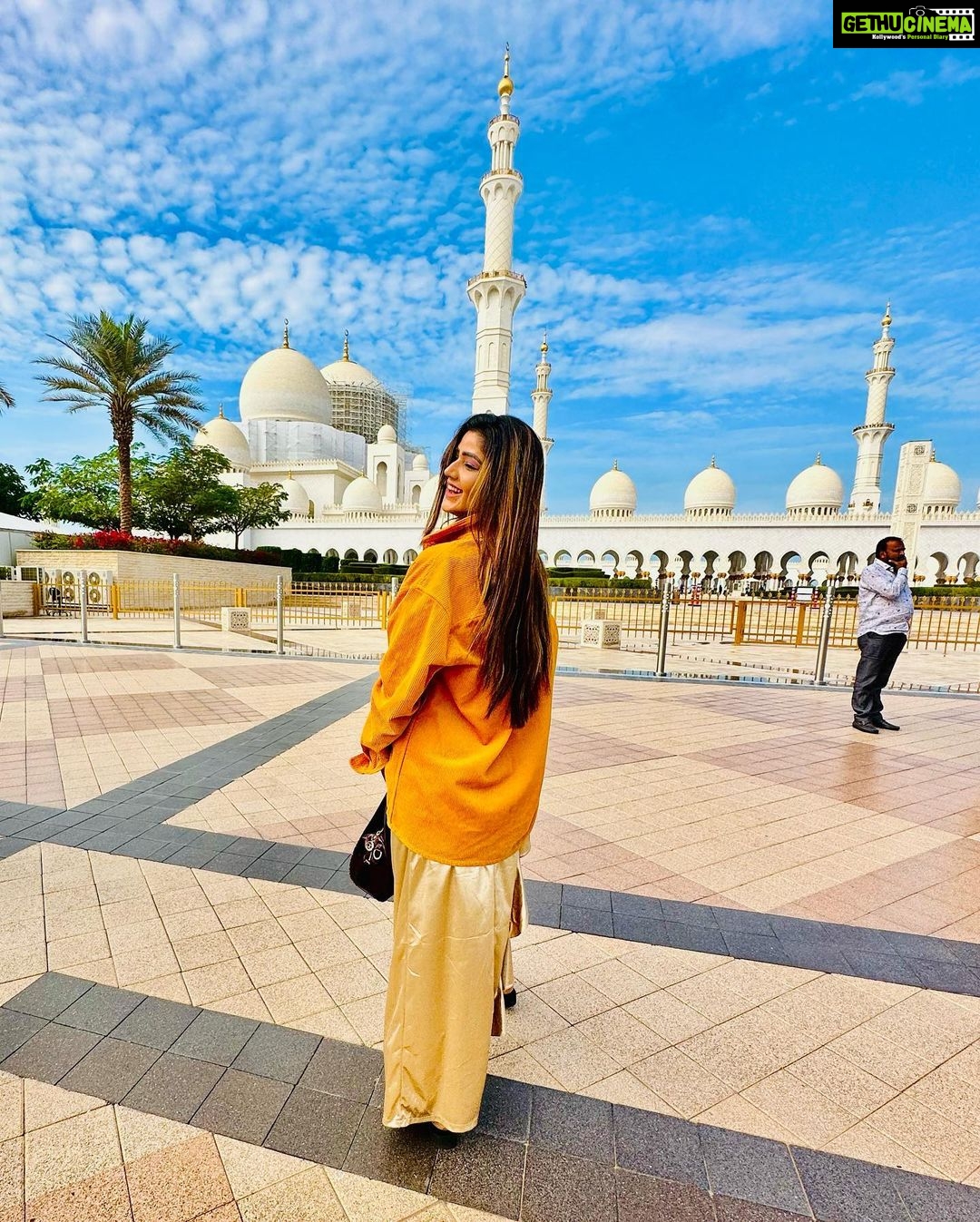 Soniya Bansal Instagram - It is true that a prayer that comes from the heart can move mountains, it increases your faith, and brings you closer to God. #soniyabansal #travelphotography #fashionstyle #soniyabansal #soniyabansal #actress #model #fashion #instagram #internationalmodel #actress #soniyabansa #lifestyle #soniyabansal Grand Mosque, Abu Dhabi